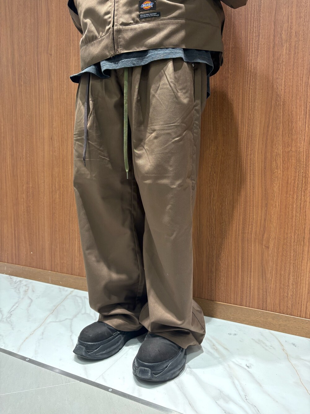 ブラウン系のチノパンツ、ブラウン系のその他アウターを着用したメンズの秋コーディネートの3枚目の写真
