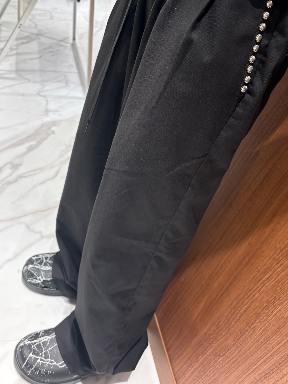 ブラック系のチノパンツ、ブラック系のサンダルを着用したメンズの秋コーディネートの2枚目の写真