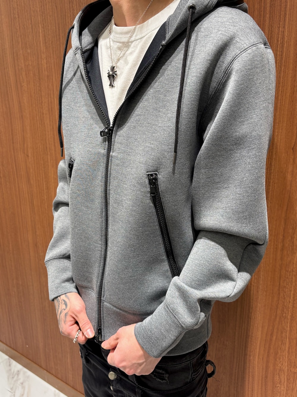 グレー系のパーカーを着用したメンズの冬コーディネートの4枚目の写真