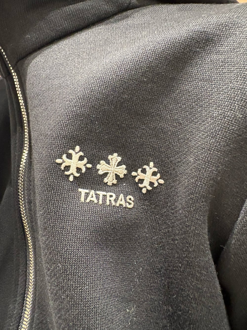 ブラック系のパーカーを着用したメンズの秋コーディネートの3枚目の写真