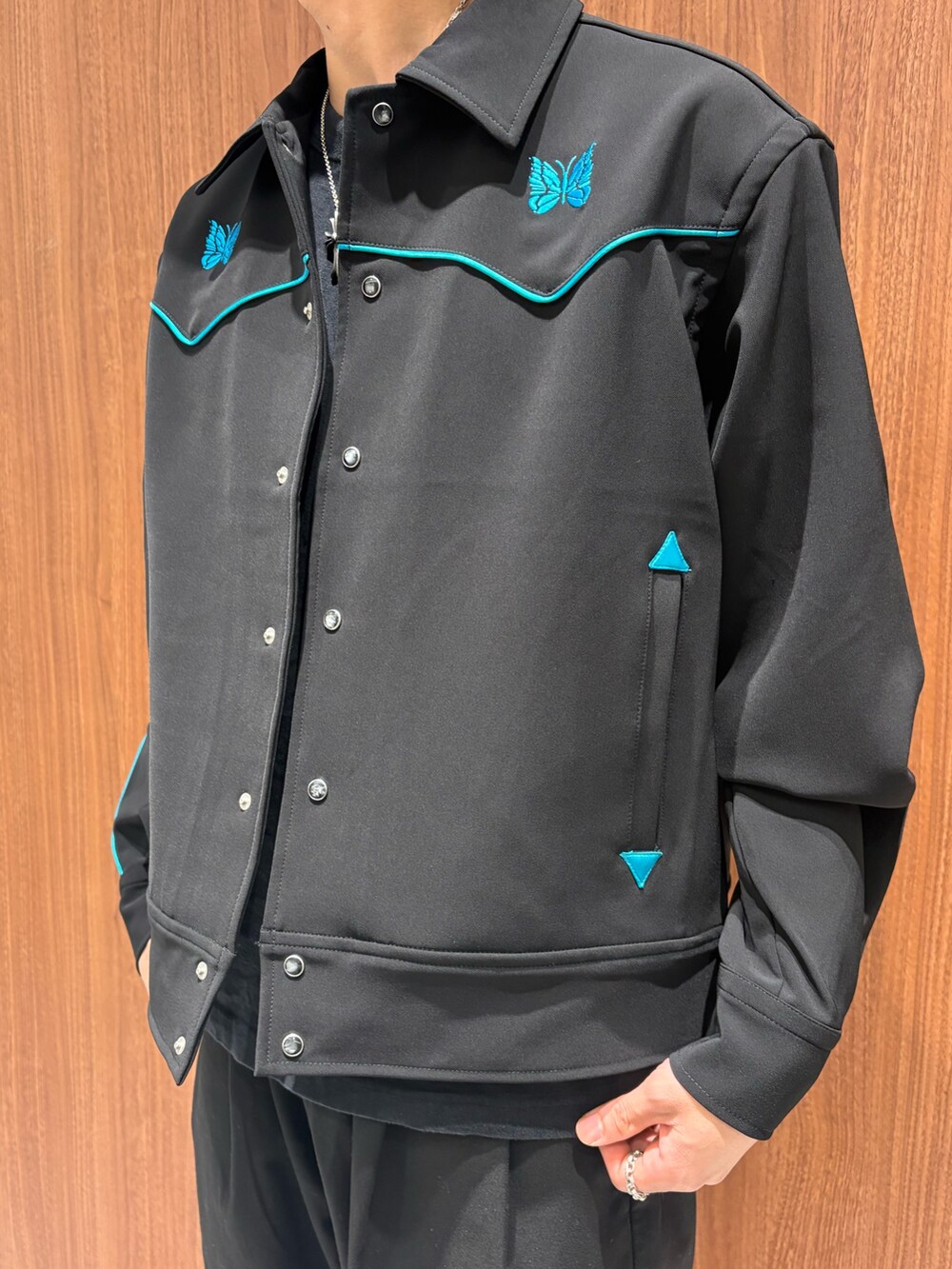 ブラック系のチノパンツ、ブラック系のサンダルを着用したメンズの秋コーディネートの2枚目の写真