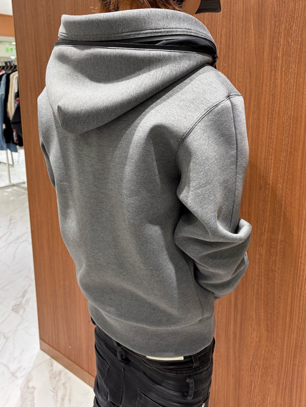 グレー系のパーカーを着用したメンズの冬コーディネートの3枚目の写真