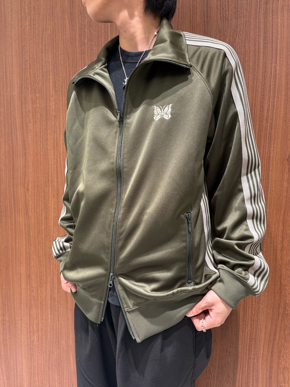 ブラック系のチノパンツ、ブラック系のサンダルを着用したメンズの秋コーディネートの2枚目の写真