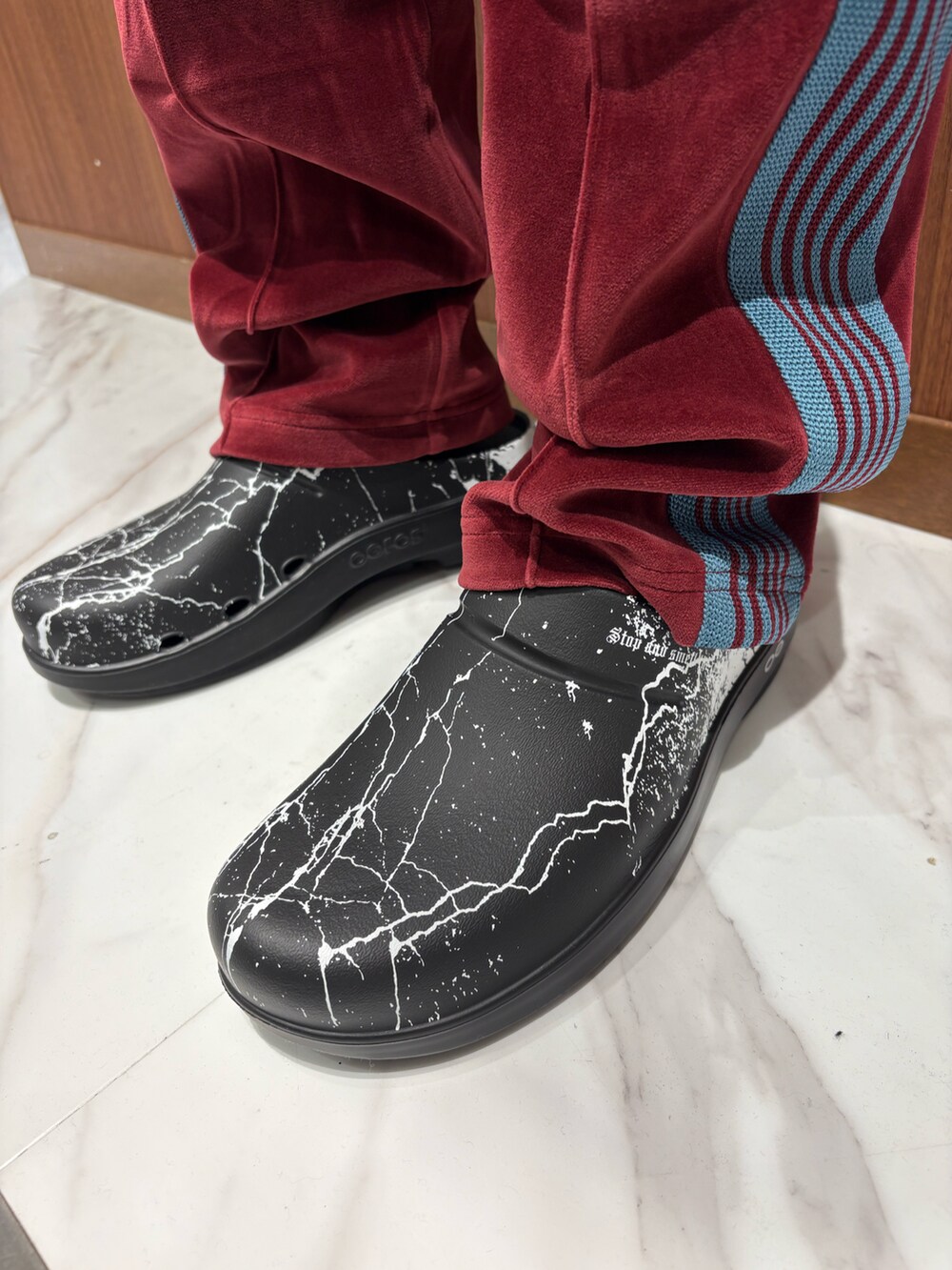 ブラック系のサンダルを着用したメンズの夏コーディネートの3枚目の写真