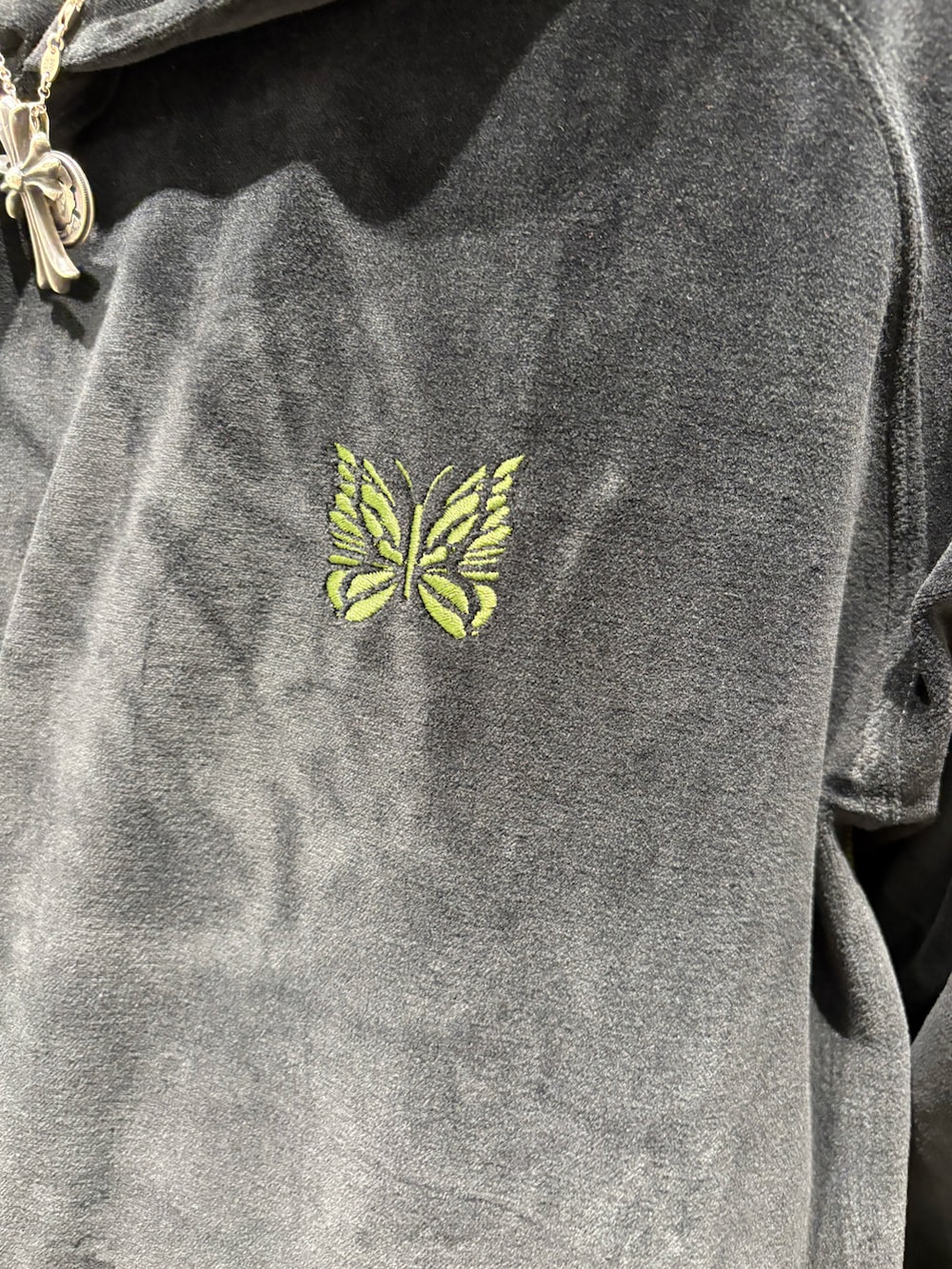 ブラック系のサンダルを着用したメンズの夏コーディネートの3枚目の写真