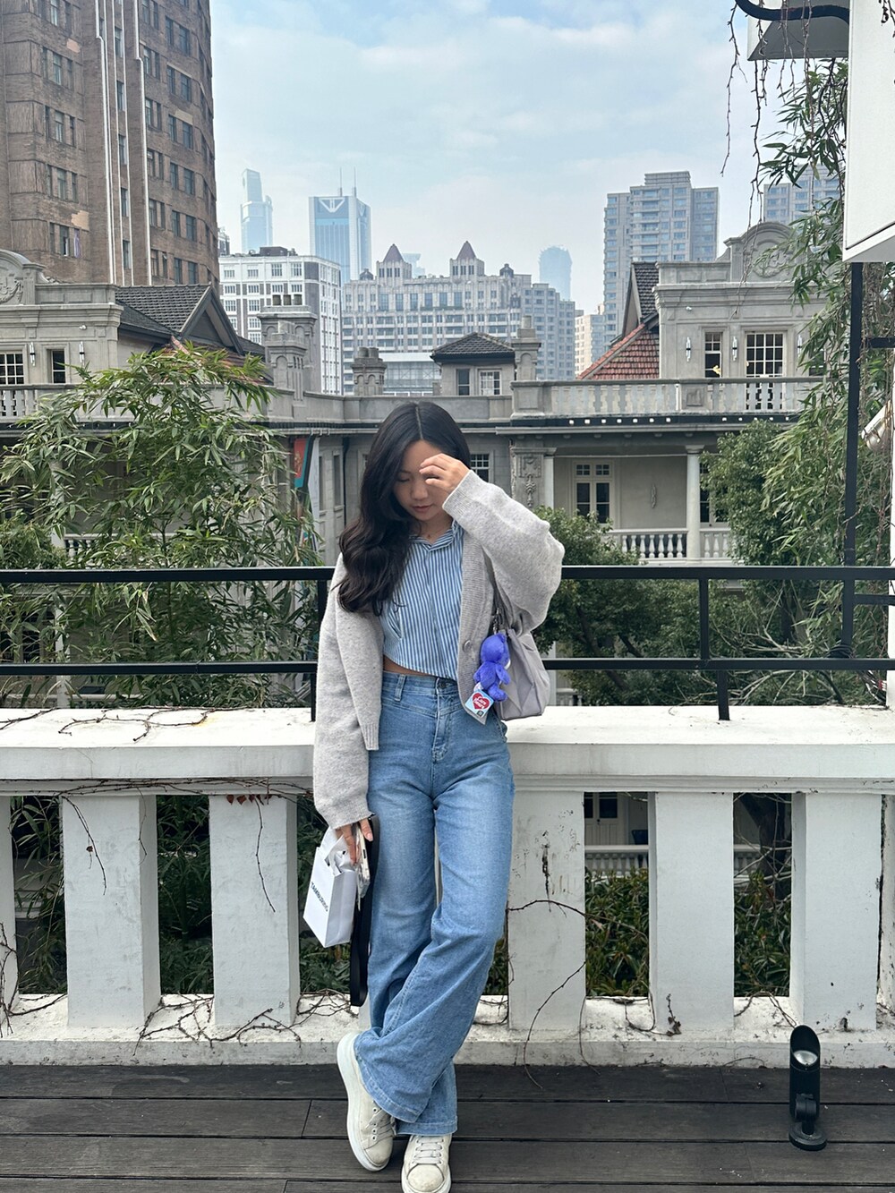 その他のシャツ/ブラウス、グレー系のハンドバッグを着用したレディースの春コーディネートの2枚目の写真