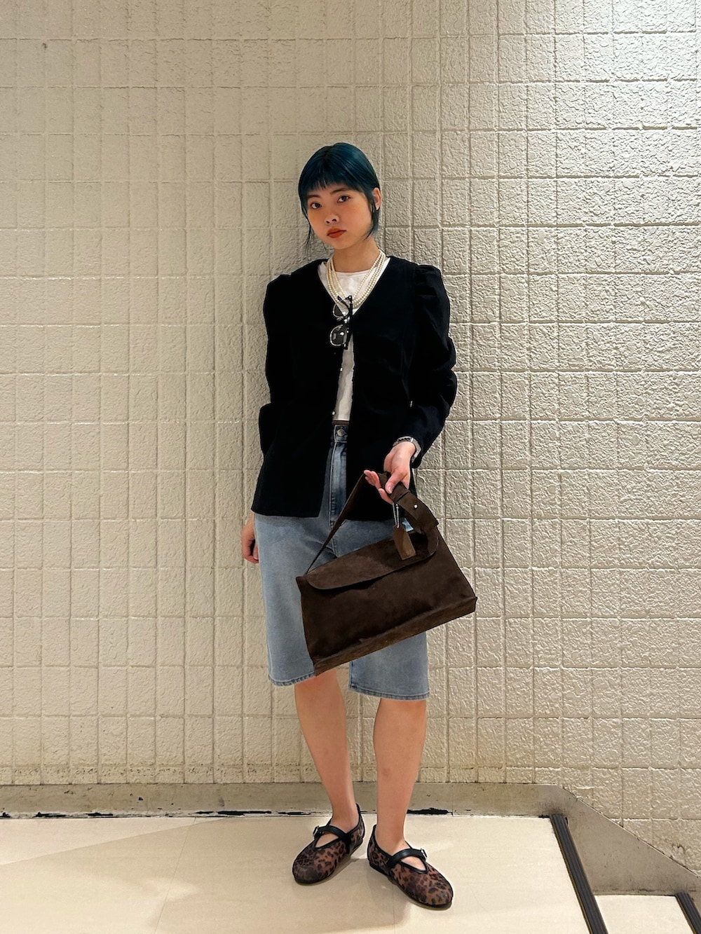 ブラック系のシャツ/ブラウス、ブラウン系のショルダーバッグ、ブルー系のその他パンツを着用したレディースの夏コーディネートの6枚目の写真