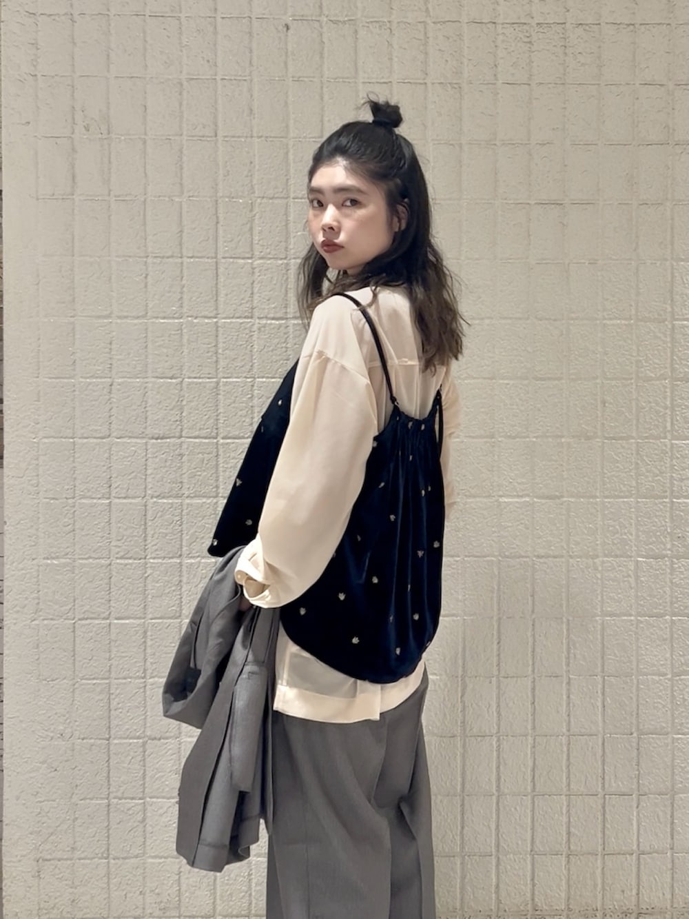 グレー系のその他パンツ、その他のその他アウター、ブルー系のキャミソールを着用したレディースの秋コーディネートの4枚目の写真