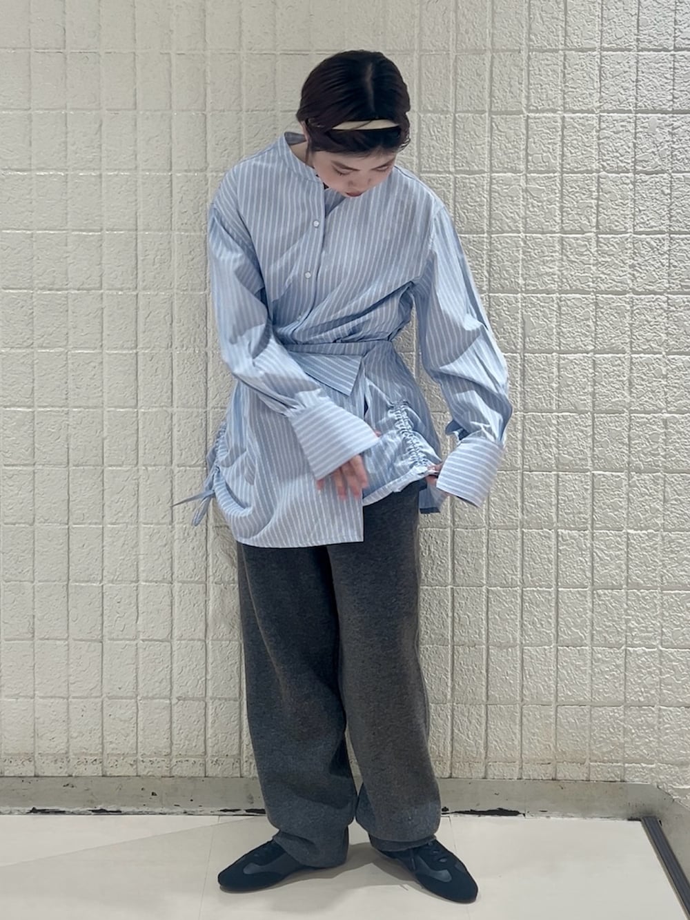 ブルー系のシャツ/ブラウス、ブラック系のスニーカー、グレー系のその他パンツを着用したレディースの冬コーディネートの2枚目の写真