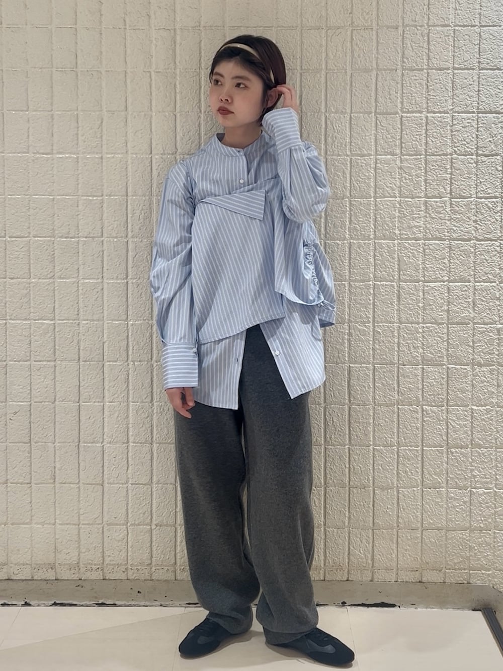 ブルー系のシャツ/ブラウス、ブラック系のスニーカー、グレー系のその他パンツを着用したレディースの冬コーディネートの3枚目の写真