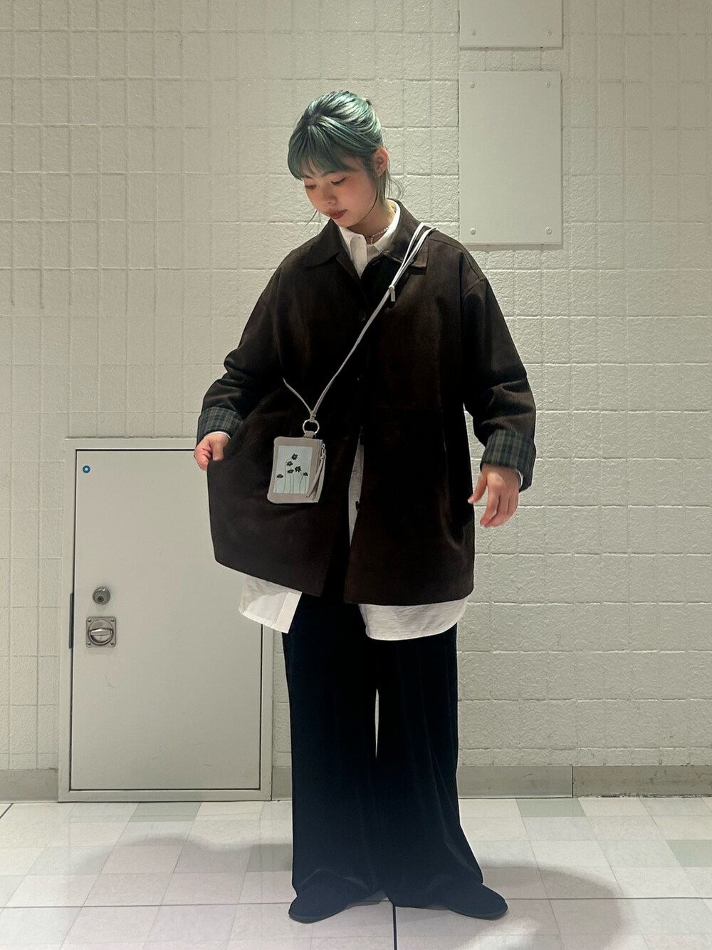 ブラウン系のカバーオール、ブラック系のその他パンツ、ホワイト系のワンピースを着用したレディースの秋コーディネートの2枚目の写真