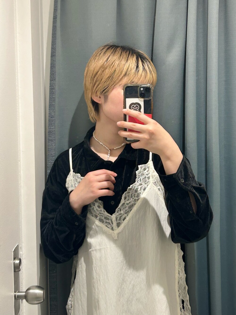 ホワイト系のキャミソール、ホワイト系のその他パンツ、ブラック系のシャツ/ブラウスを着用したレディースの冬コーディネートの3枚目の写真
