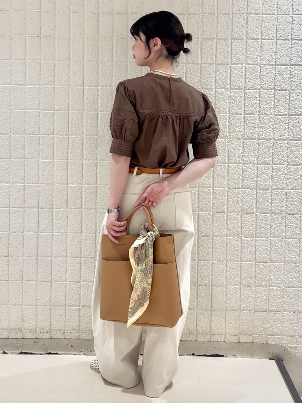 ブラウン系のシャツ/ブラウス、ホワイト系のその他パンツ、イエロー系のショルダーバッグを着用したレディースの春コーディネートの3枚目の写真