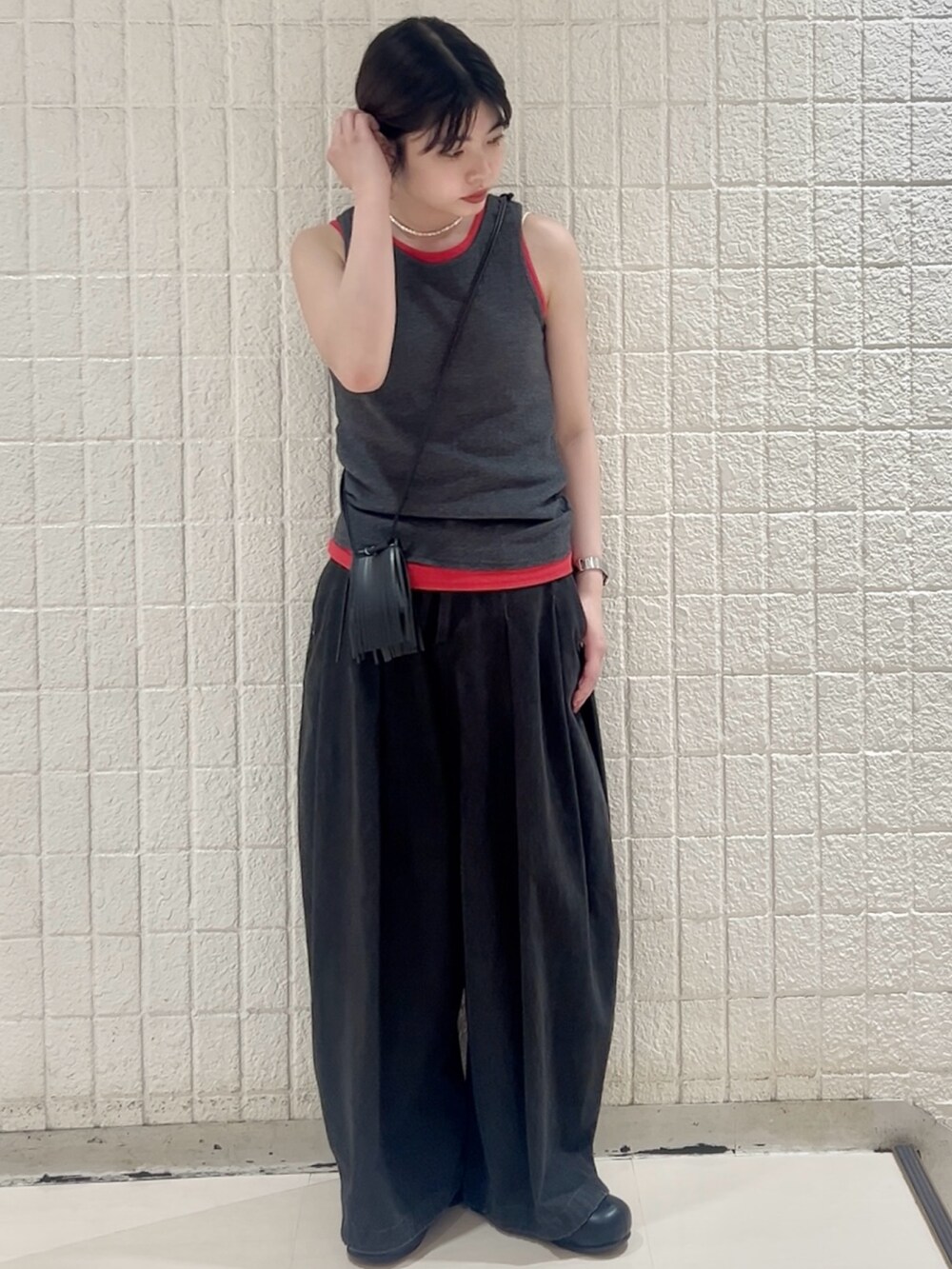グレー系のタンクトップ、グレー系のその他パンツを着用したレディースの夏コーディネートの3枚目の写真