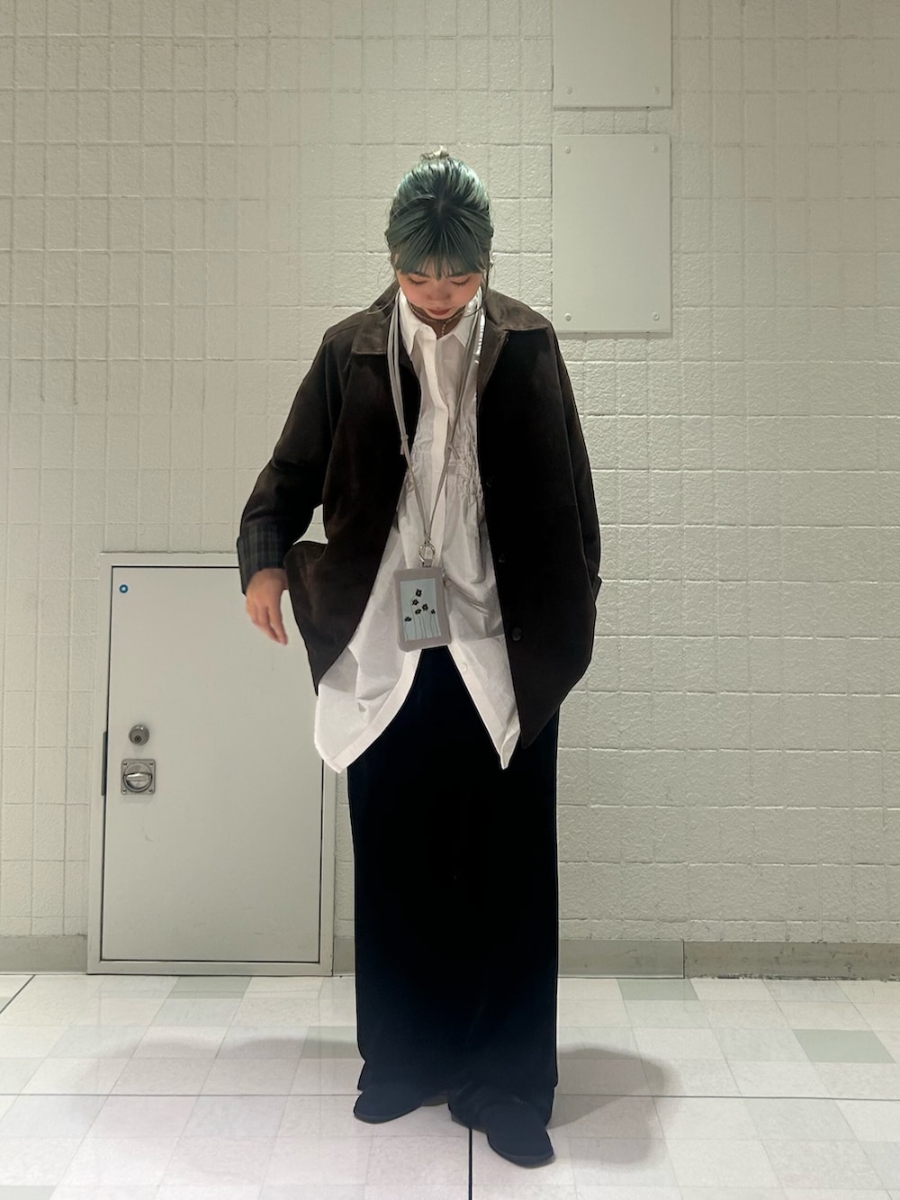 ブラウン系のカバーオール、ブラック系のその他パンツ、ホワイト系のワンピースを着用したレディースの秋コーディネートの4枚目の写真