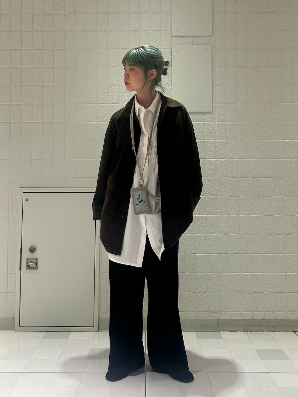 ブラウン系のカバーオール、ブラック系のその他パンツ、ホワイト系のワンピースを着用したレディースの秋コーディネートの8枚目の写真