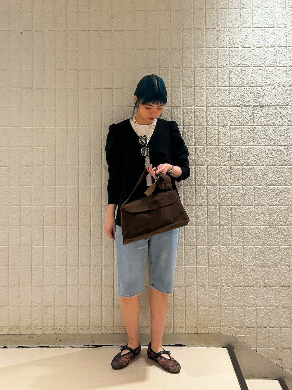ブラック系のシャツ/ブラウス、ブラウン系のショルダーバッグ、ブルー系のその他パンツを着用したレディースの夏コーディネートの4枚目の写真