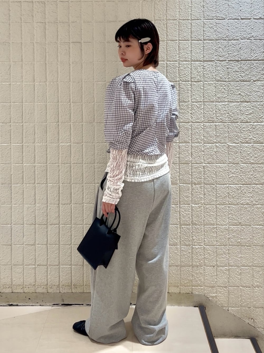 ホワイト系のシャツ/ブラウス、ホワイト系のTシャツ/カットソー、グレー系のその他パンツを着用したレディースの春コーディネートの2枚目の写真