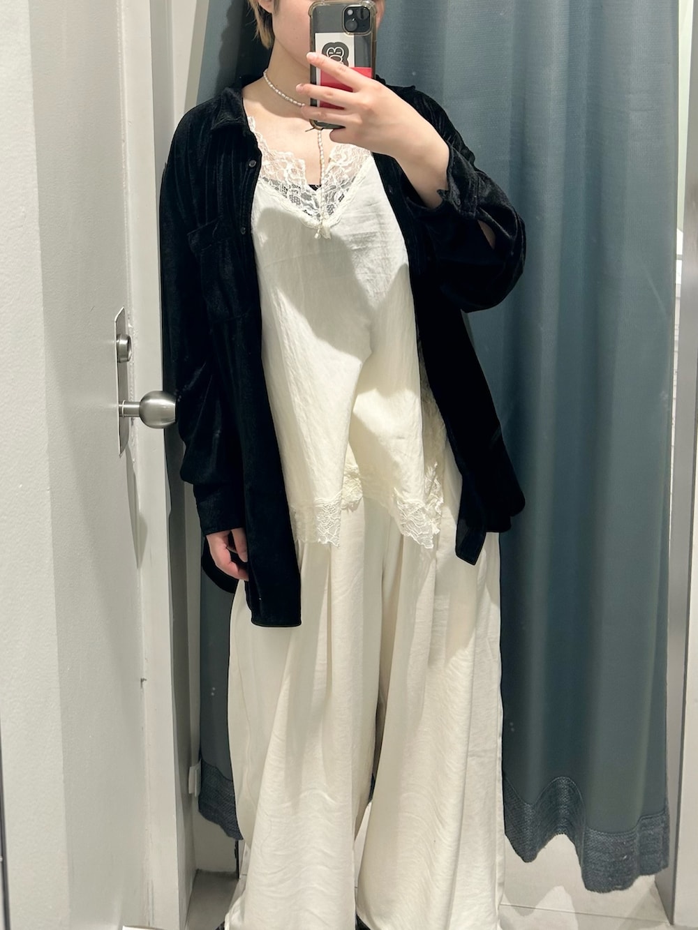 ホワイト系のキャミソール、ホワイト系のその他パンツ、ブラック系のシャツ/ブラウスを着用したレディースの冬コーディネートの2枚目の写真