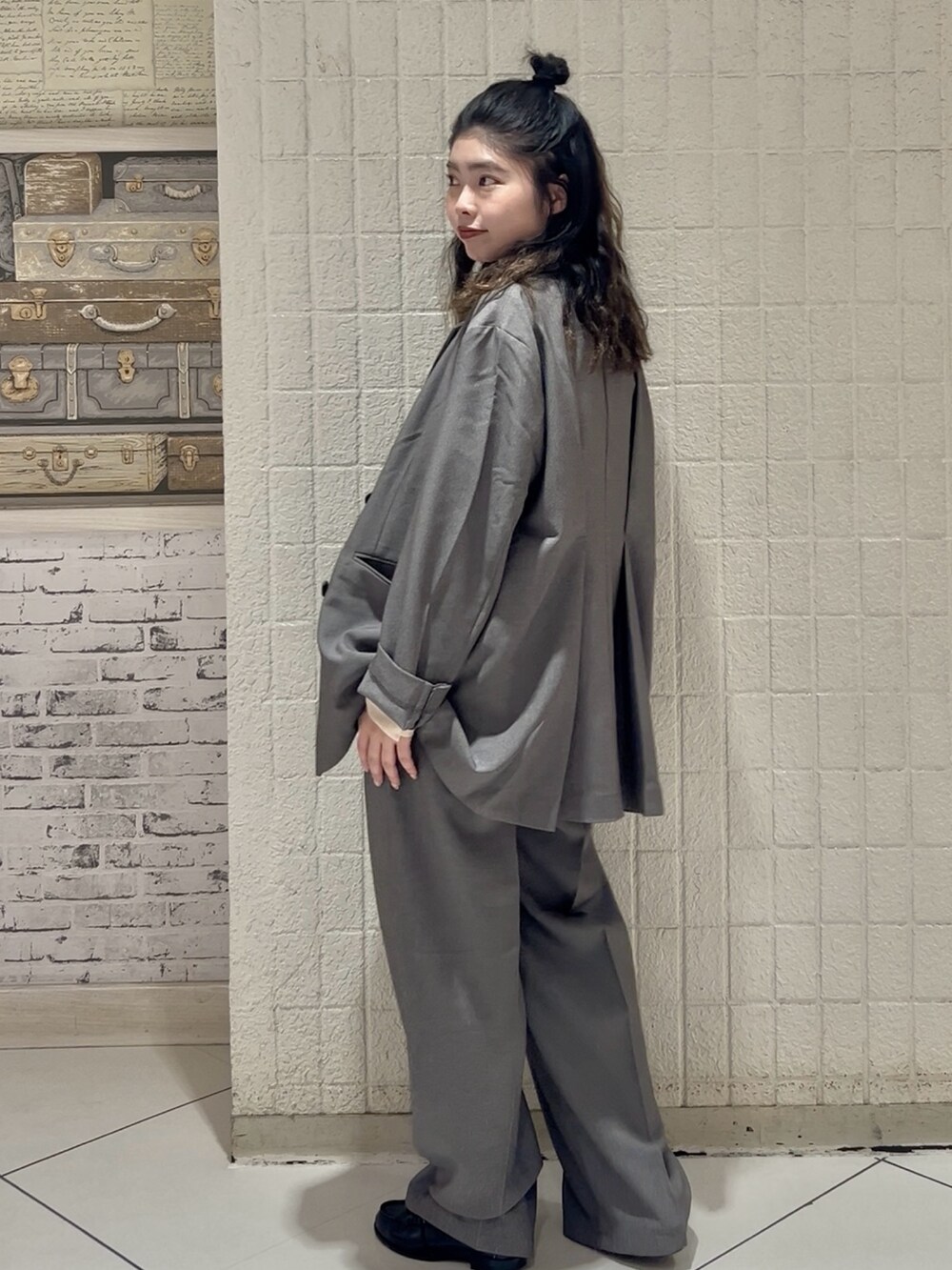 グレー系のその他パンツ、その他のその他アウター、ブルー系のキャミソールを着用したレディースの秋コーディネートの3枚目の写真