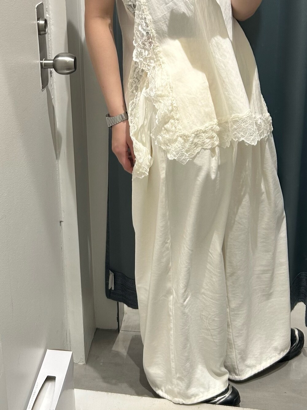 ホワイト系のキャミソール、ホワイト系のその他パンツ、ブラック系のシャツ/ブラウスを着用したレディースの冬コーディネートの5枚目の写真