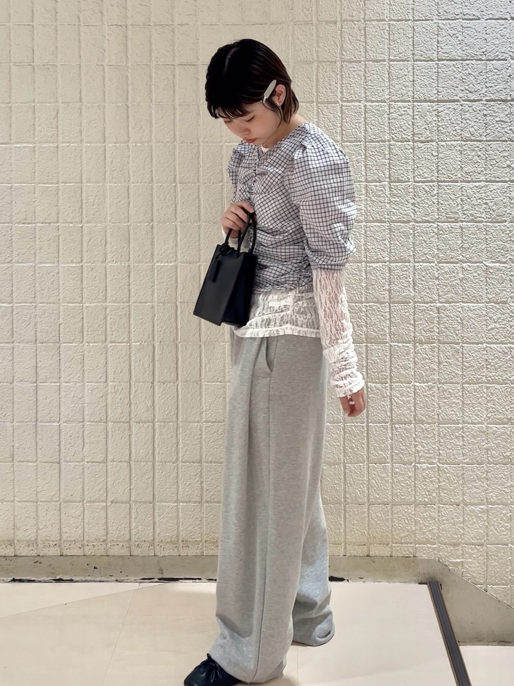 ホワイト系のシャツ/ブラウス、ホワイト系のTシャツ/カットソー、グレー系のその他パンツを着用したレディースの春コーディネートの4枚目の写真