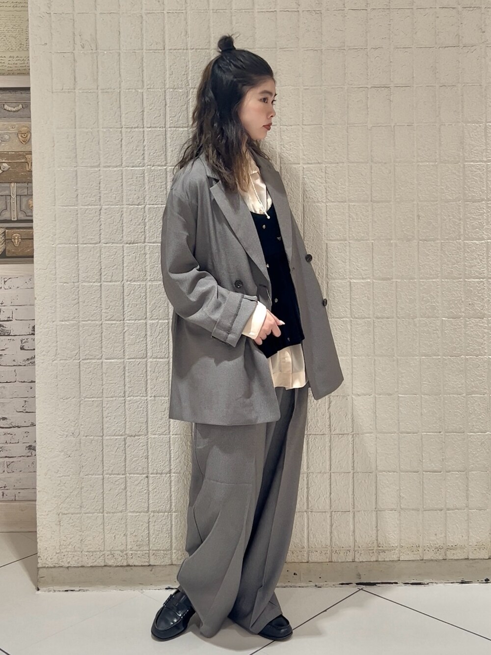 グレー系のその他パンツ、その他のその他アウター、ブルー系のキャミソールを着用したレディースの秋コーディネートの2枚目の写真
