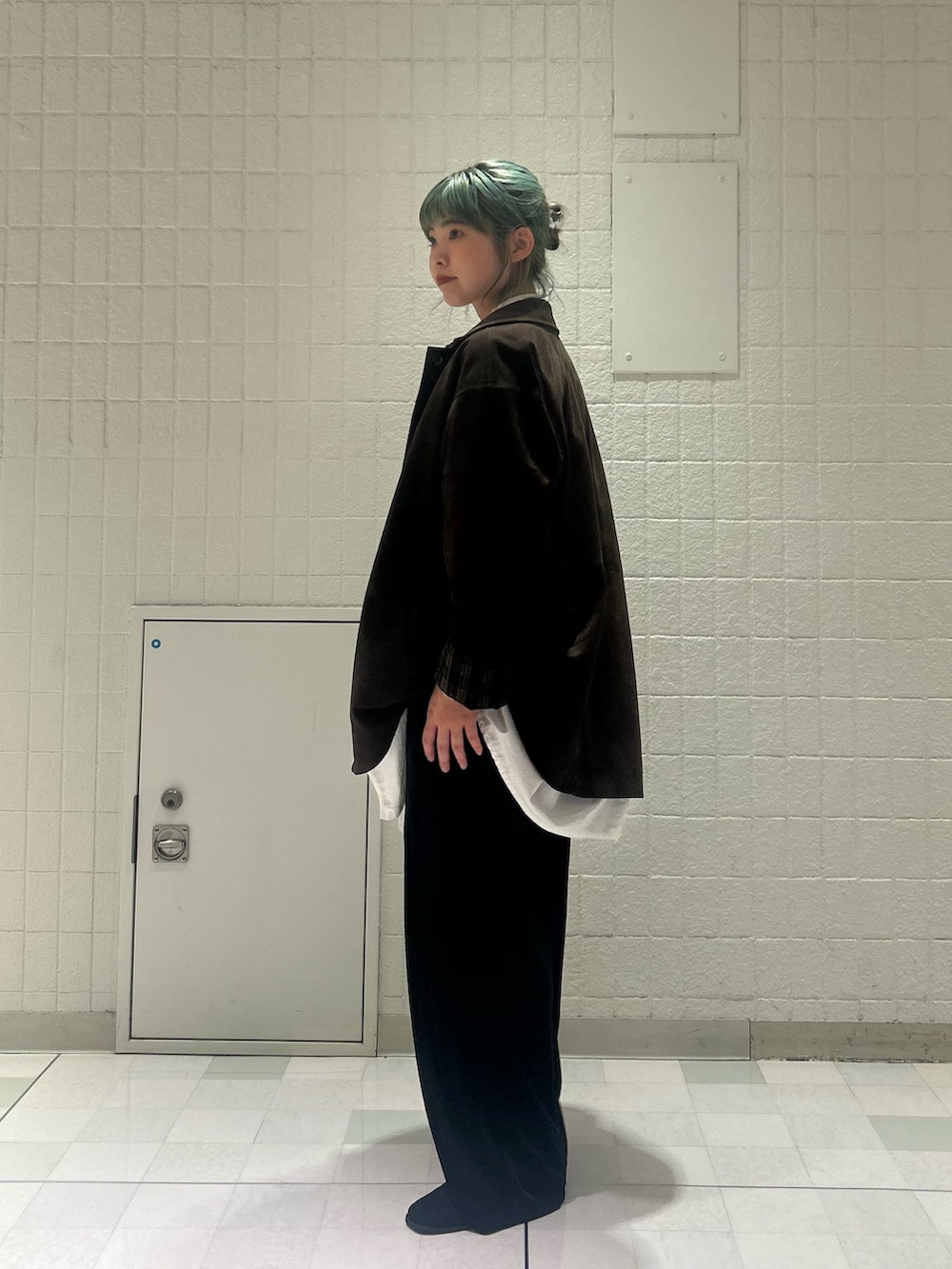ブラウン系のカバーオール、ブラック系のその他パンツ、ホワイト系のワンピースを着用したレディースの秋コーディネートの7枚目の写真