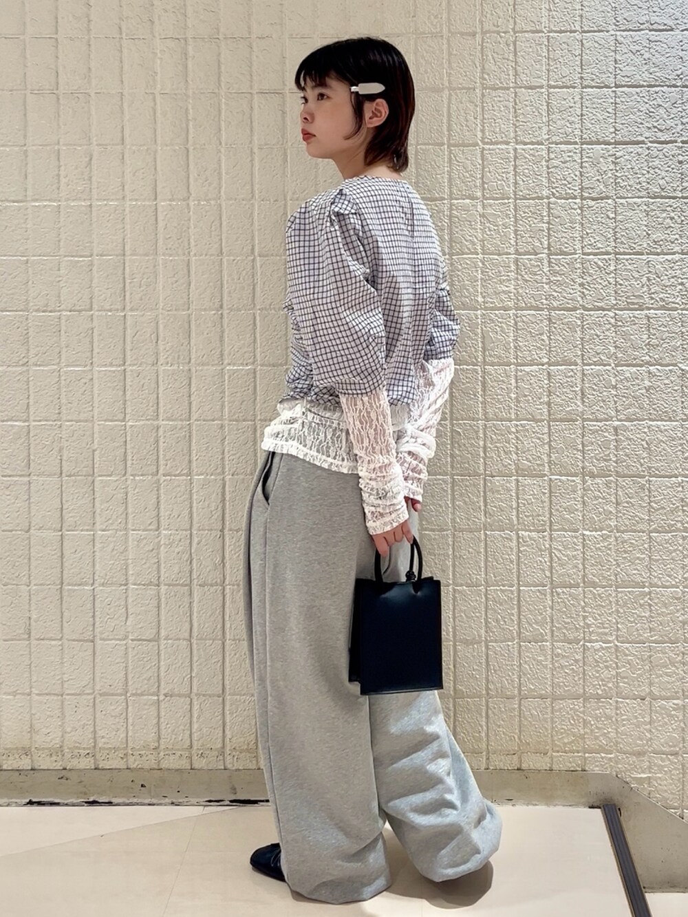 ホワイト系のシャツ/ブラウス、ホワイト系のTシャツ/カットソー、グレー系のその他パンツを着用したレディースの春コーディネートの5枚目の写真