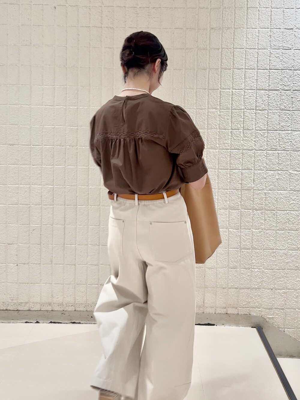ブラウン系のシャツ/ブラウス、ホワイト系のその他パンツ、イエロー系のショルダーバッグを着用したレディースの春コーディネートの5枚目の写真