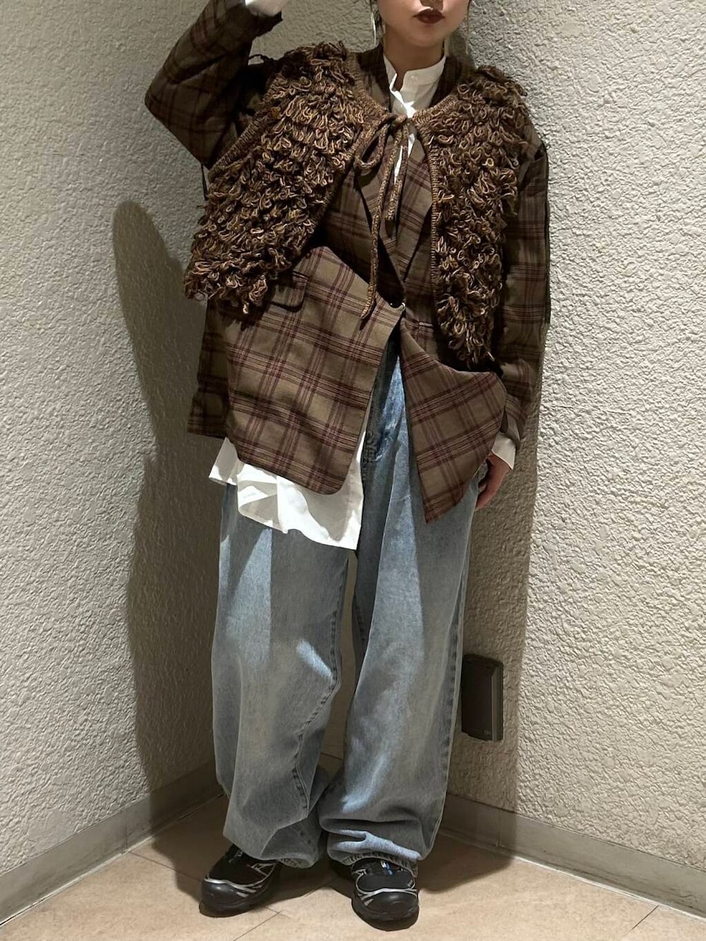 ブルー系のデニムパンツ、ブラウン系のベスト、ホワイト系のワンピースを着用したレディースの夏コーディネートの4枚目の写真