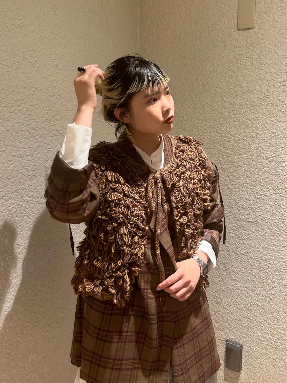 ブルー系のデニムパンツ、ブラウン系のベスト、ホワイト系のワンピースを着用したレディースの夏コーディネートの6枚目の写真