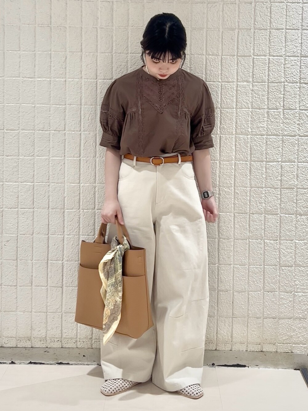 ブラウン系のシャツ/ブラウス、ホワイト系のその他パンツ、イエロー系のショルダーバッグを着用したレディースの春コーディネートの4枚目の写真
