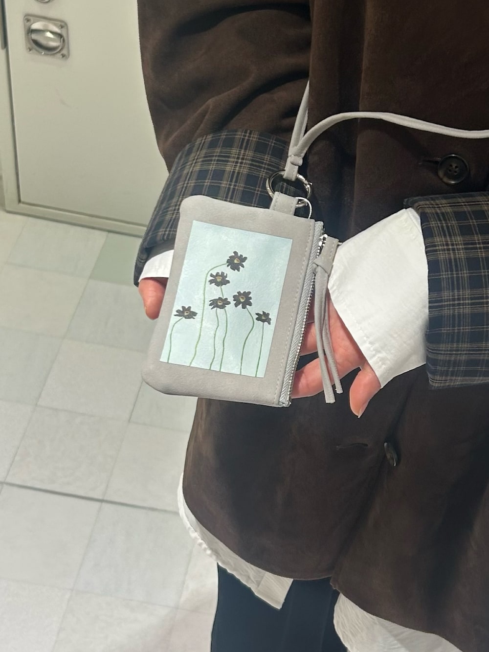 ブラウン系のカバーオール、ブラック系のその他パンツ、ホワイト系のワンピースを着用したレディースの秋コーディネートの6枚目の写真