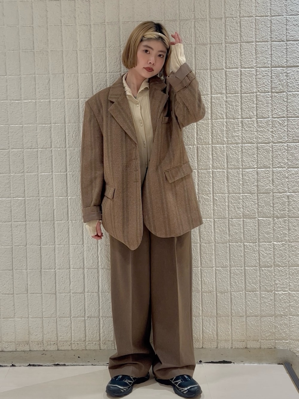 オレンジ系のその他アウター、ベージュ系のその他パンツ、ベージュ系のニット/セーターを着用したレディースの冬コーディネートの4枚目の写真