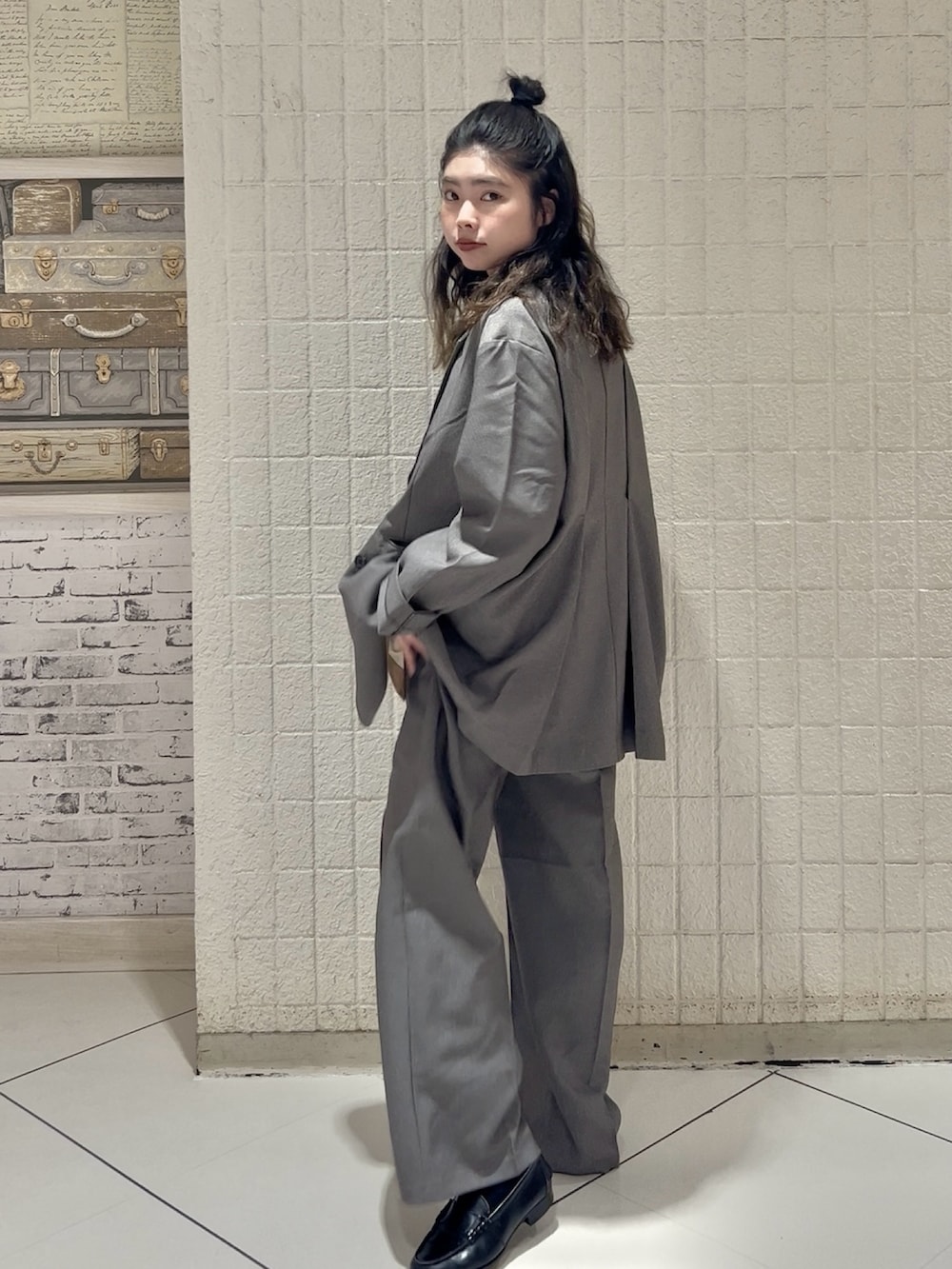 グレー系のその他パンツ、その他のその他アウター、ブルー系のキャミソールを着用したレディースの秋コーディネートの6枚目の写真