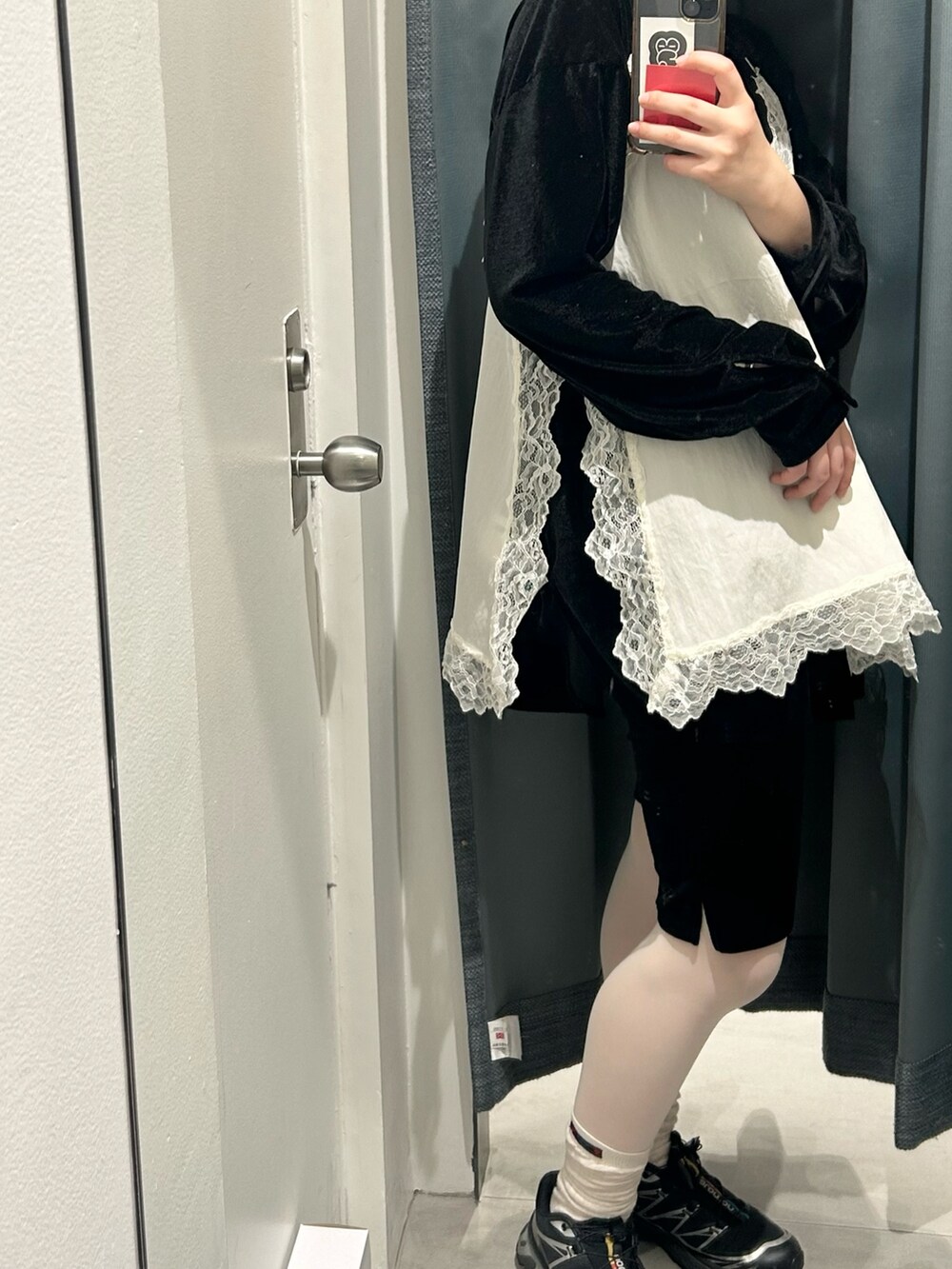 ホワイト系のキャミソール、ホワイト系のその他パンツ、ブラック系のシャツ/ブラウスを着用したレディースの冬コーディネートの4枚目の写真