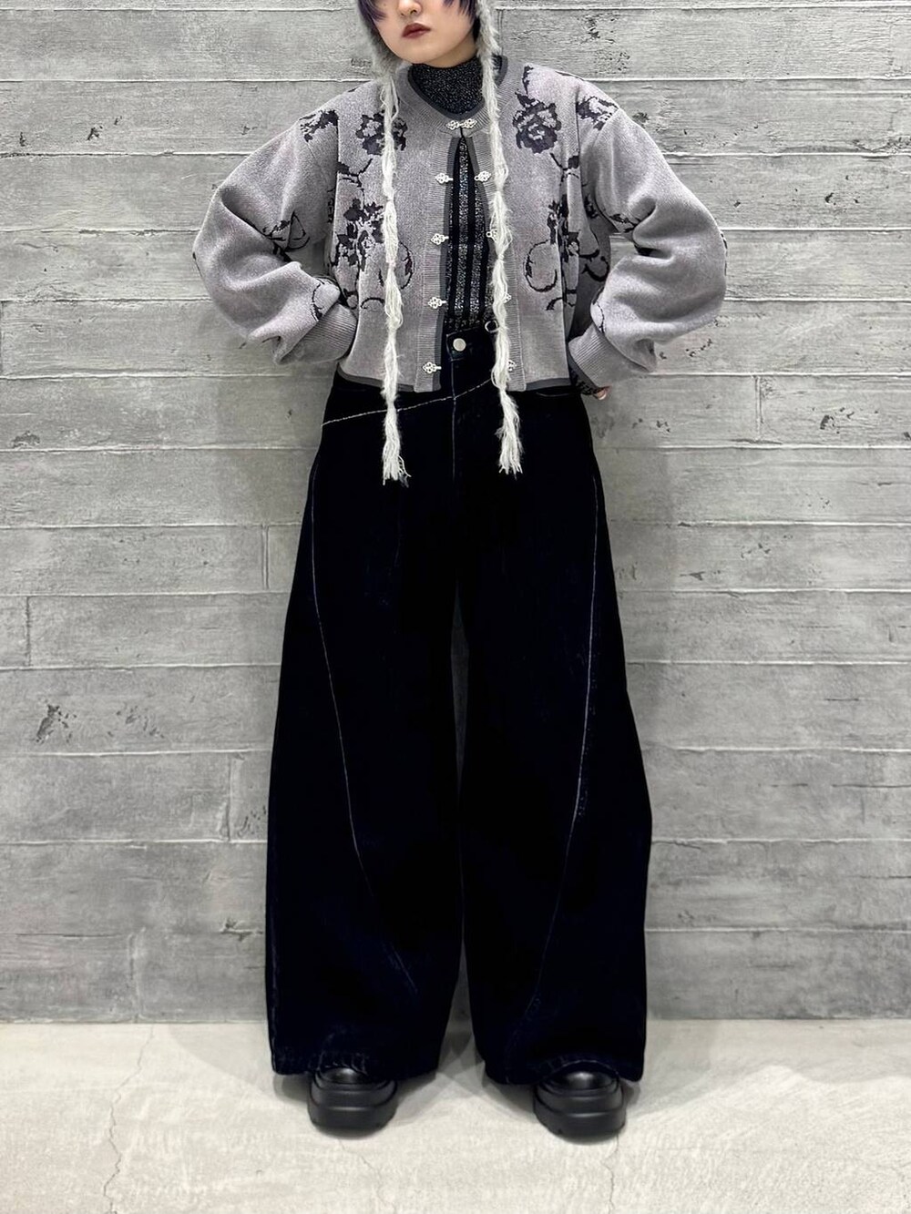 ブラック系のニット/セーター、ブラック系のデニムパンツ、グレー系のカーディガン/ボレロを着用したレディースの冬コーディネートの2枚目の写真