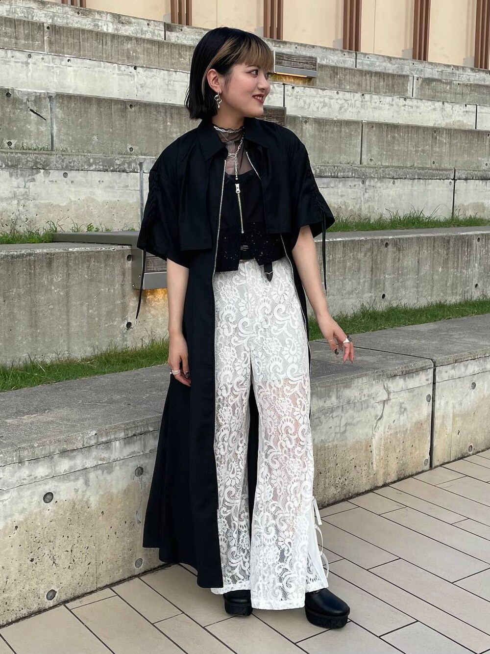 ホワイト系のその他パンツ、ブラック系のTシャツ/カットソー、ブラック系のワンピースを着用したレディースの夏コーディネートの2枚目の写真