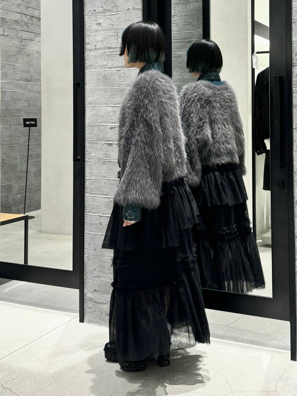 かのんさんの「ロングシャギーニットプルオーバー(HARE)（HARE）」を使ったコーディネートの3枚目の写真
