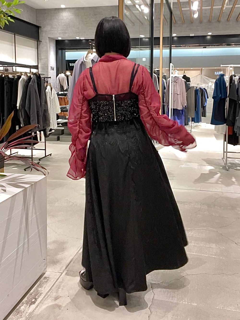 ホワイト系のサンダル、ブラック系のチューブトップ、ブラック系のスカートを着用したレディースの春コーディネートの6枚目の写真