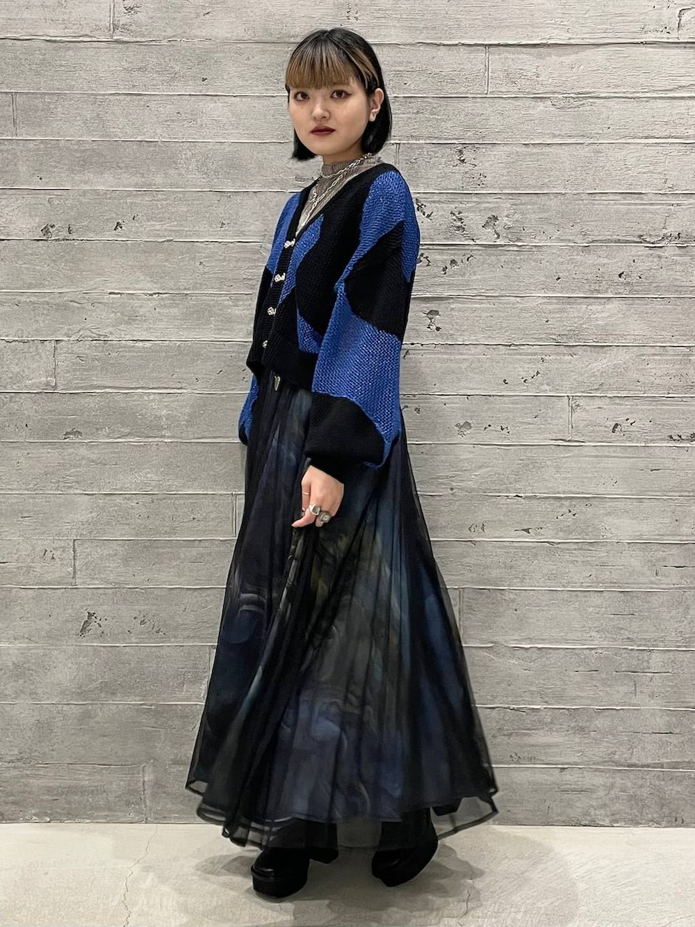 ブラック系のカーディガン/ボレロ、グレー系のTシャツ/カットソー、ブラック系のパンプスを着用したレディースの夏コーディネートの3枚目の写真