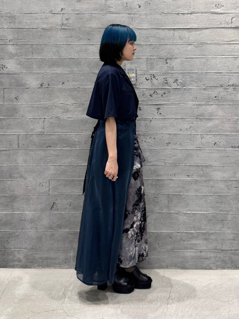 ブルー系のワンピース、グレー系のワンピース、ブラック系のサンダルを着用したレディースの夏コーディネートの5枚目の写真