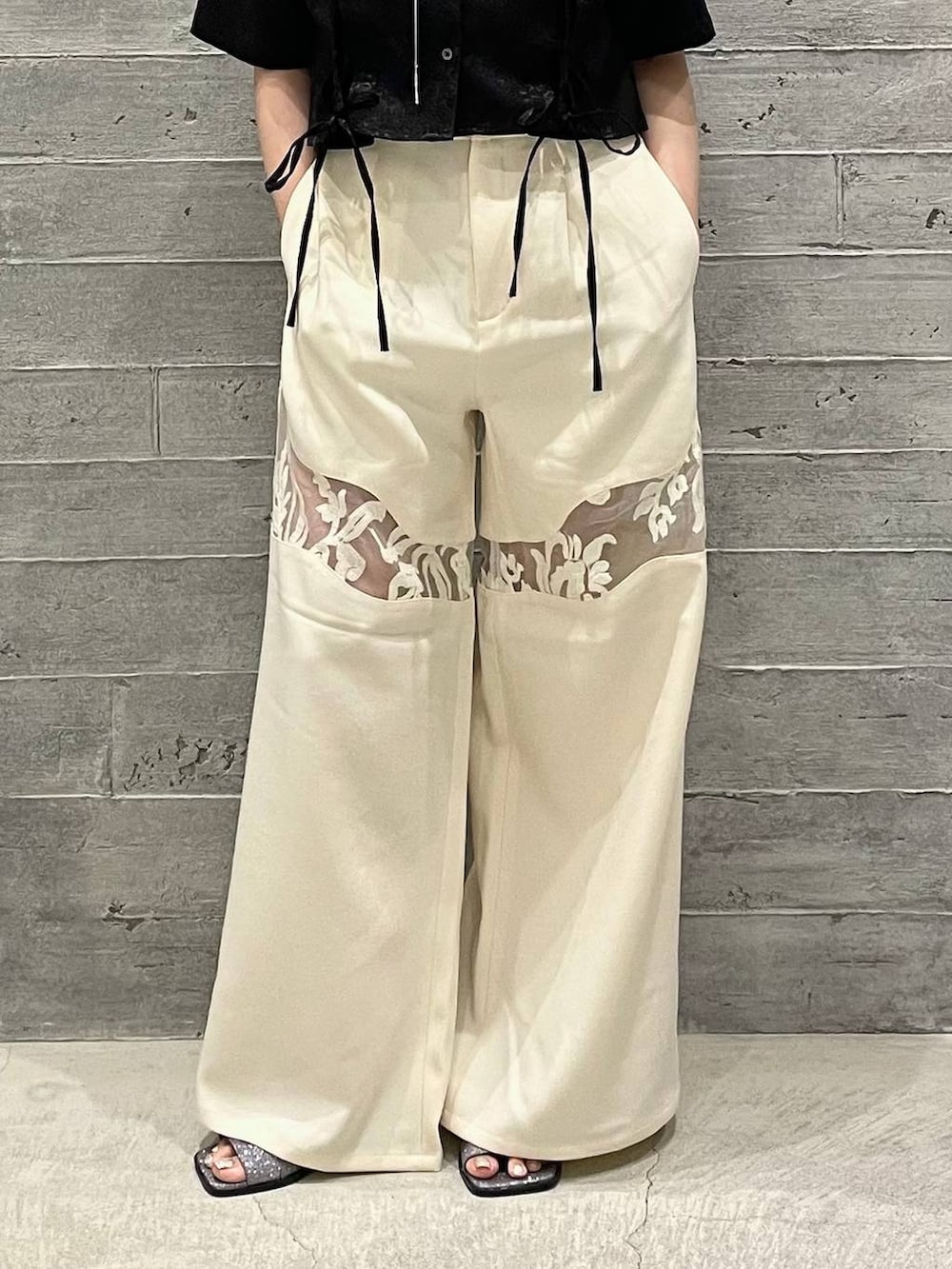 ホワイト系のその他パンツ、ブラック系のシャツ/ブラウス、シルバー系のサンダルを着用したレディースの夏コーディネートの5枚目の写真