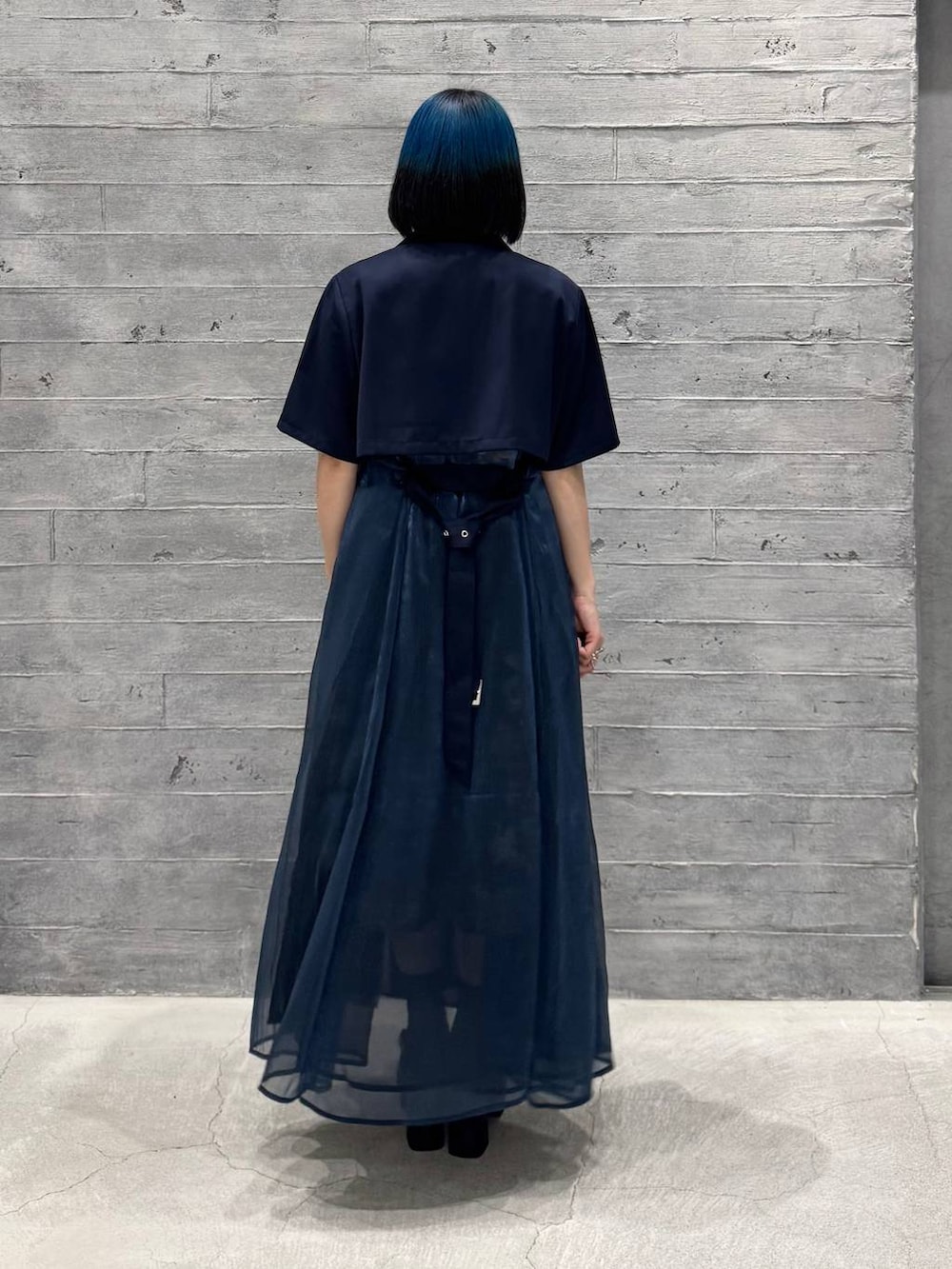 ブルー系のワンピース、グレー系のワンピース、ブラック系のサンダルを着用したレディースの夏コーディネートの4枚目の写真