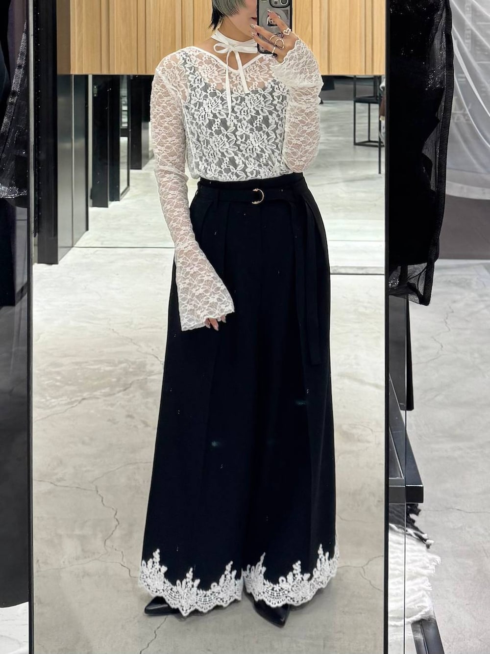 ブラック系のパンプス、ブラック系のスラックス、ブラック系のテーラードジャケットを着用したレディースの冬コーディネートの3枚目の写真