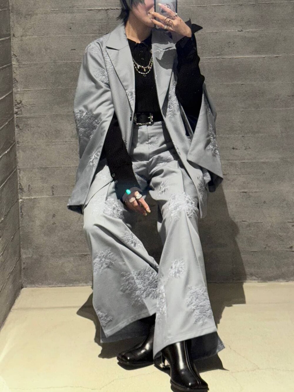 ブラック系のブーツ、ブルー系のその他パンツ、ブラック系のニット/セーターを着用したレディースの冬コーディネートの3枚目の写真