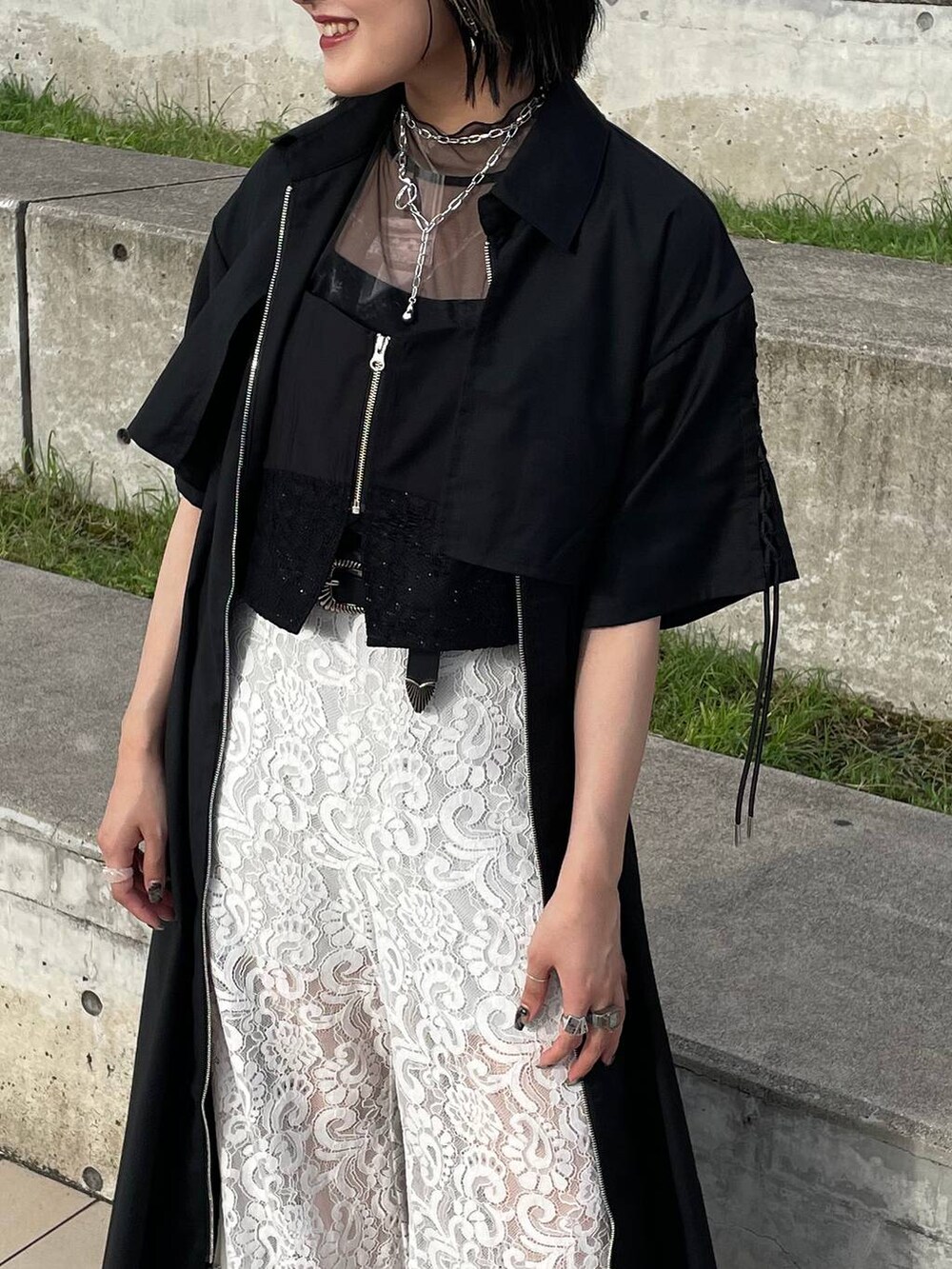 ホワイト系のその他パンツ、ブラック系のTシャツ/カットソー、ブラック系のワンピースを着用したレディースの夏コーディネートの4枚目の写真