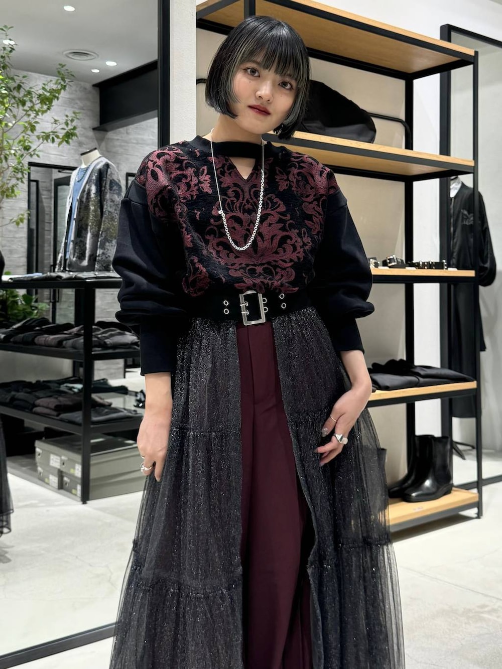 ブラック系のブーツ、レッド系のスウェット、レッド系のその他パンツを着用したレディースの秋コーディネートの2枚目の写真