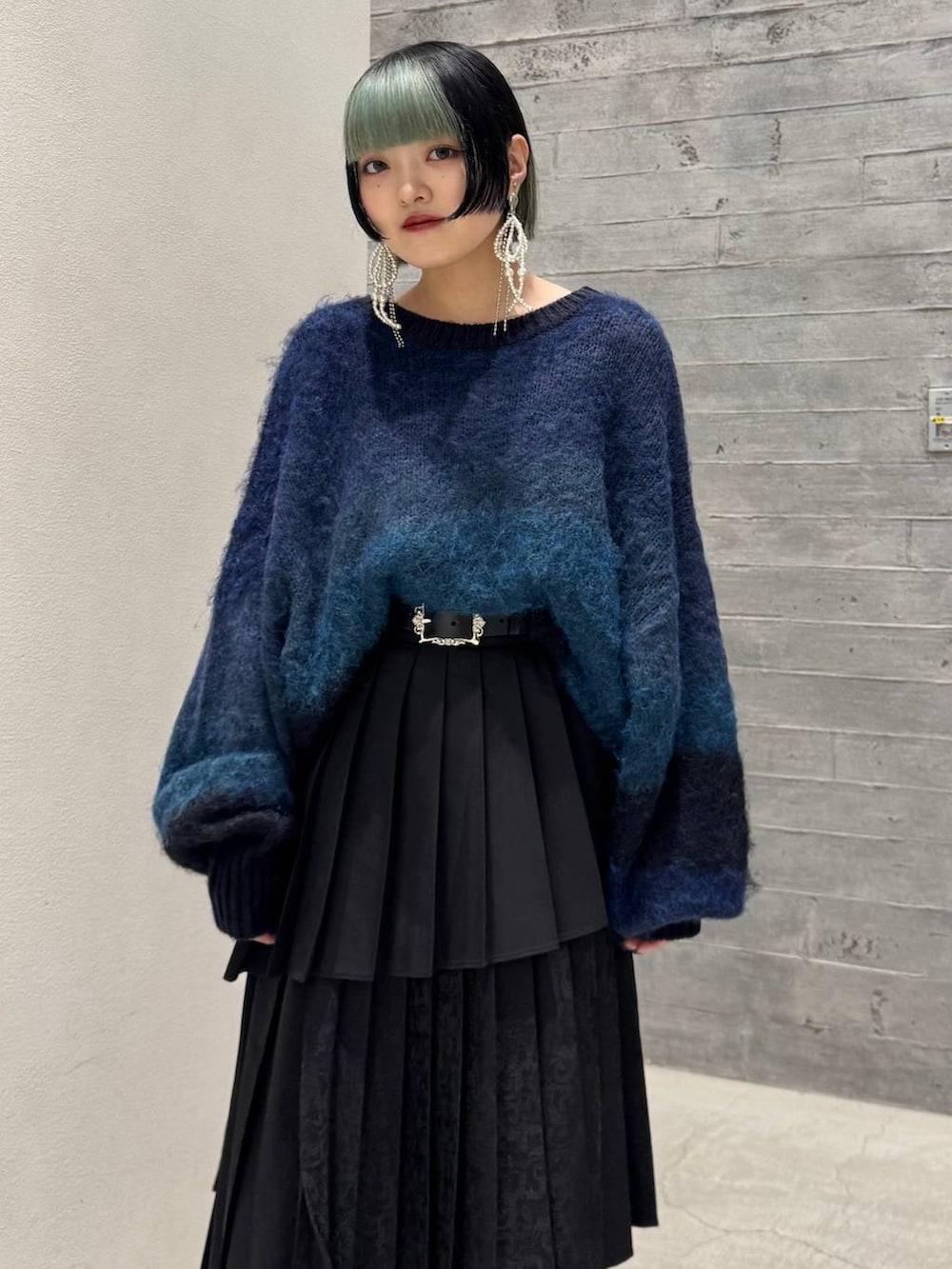 「低身長、モード、個性派、骨格ストレート、体型カバー、高見え、モテ、HARE、着痩せ・細見え、大人カジュアル、ニット、スカート」｜「HAREのパールリボンピアス(HAERE)（ピアス（両耳用）、シルバー系）」を使った、かのんさん（レディース・149cm）の冬コーディネートの2枚目の写真